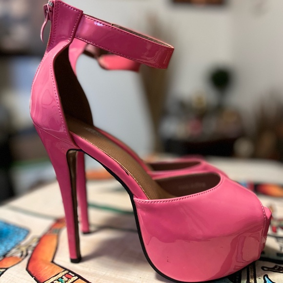 Hot Pink stilettos - Picture 2 of 2
